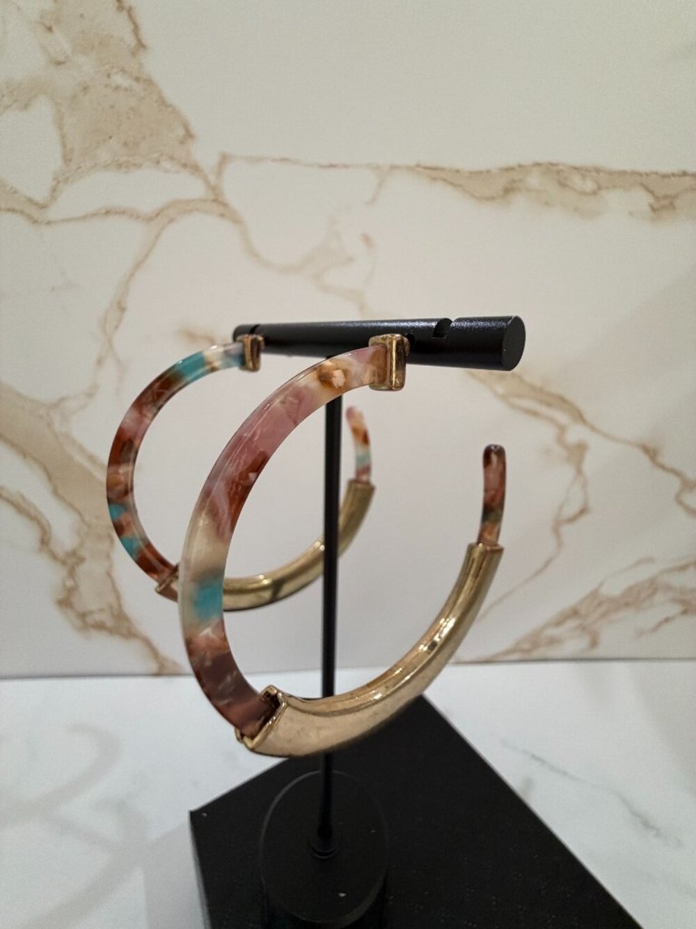 Multi Color Resin Gold Tone Bamboo Hoop Earrings Tortoiseshell Pierced